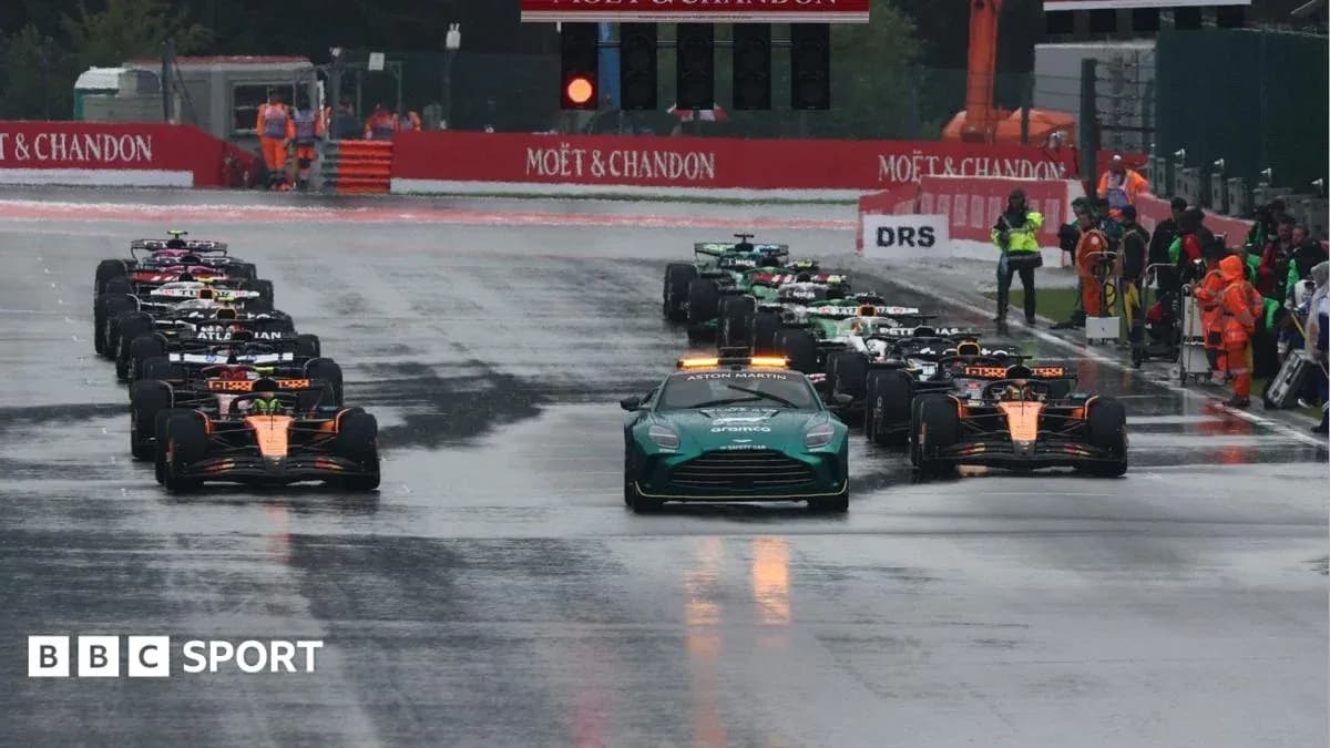 Coches de Fórmula 1 alineados en la salida bajo lluvia Coches de Fórmula 1 alineados en la salida bajo lluvia