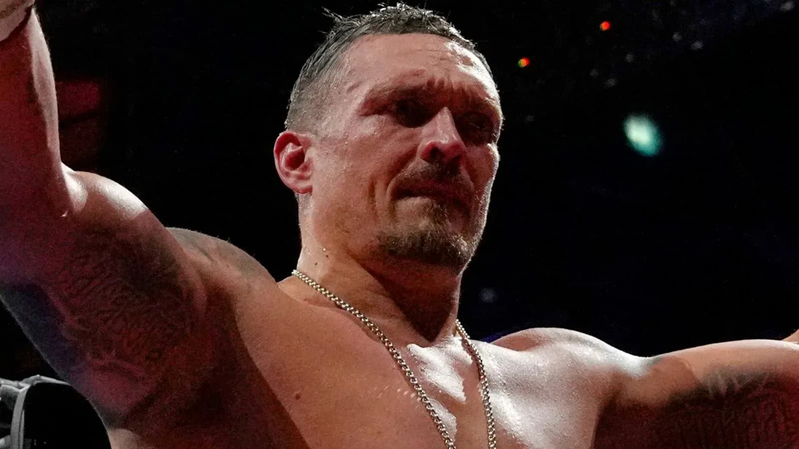 Boxeador levantando los brazos después de la pelea Boxeador levantando los brazos después de la pelea