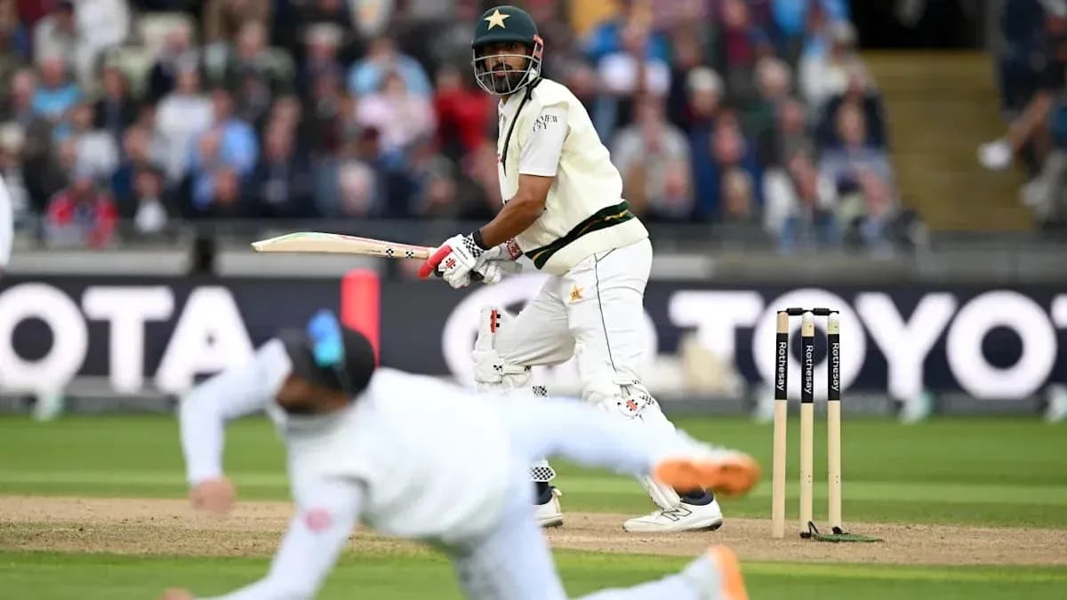 Bateador de Pakistán golpeando la pelota en un partido Bateador de Pakistán golpeando la pelota en un partido