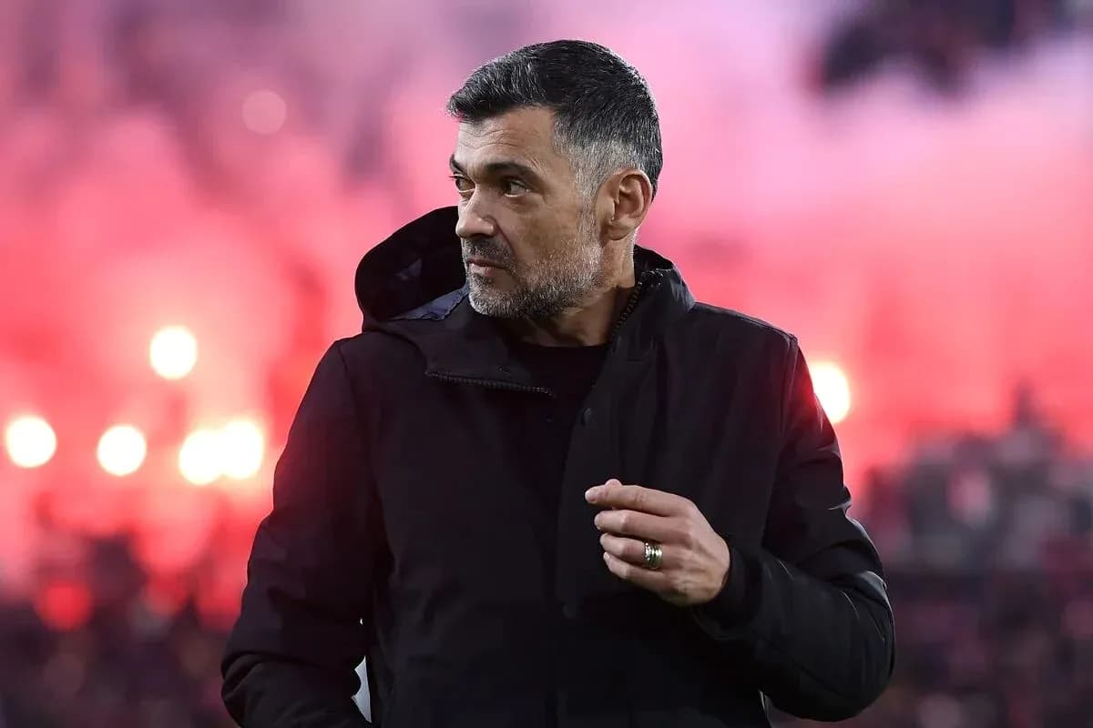 Entrenador observando el partido con humo de fondo Entrenador observando el partido con humo de fondo