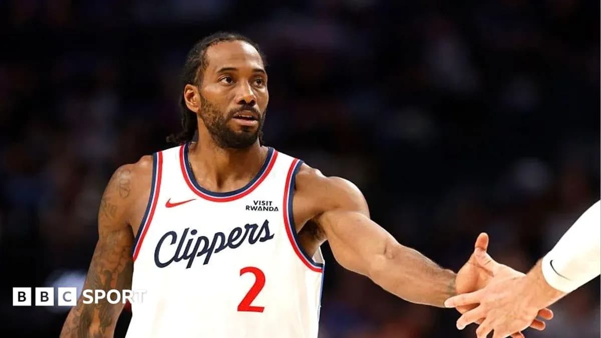 Jugador de los Clippers estrechando manos en la cancha Jugador de los Clippers estrechando manos en la cancha