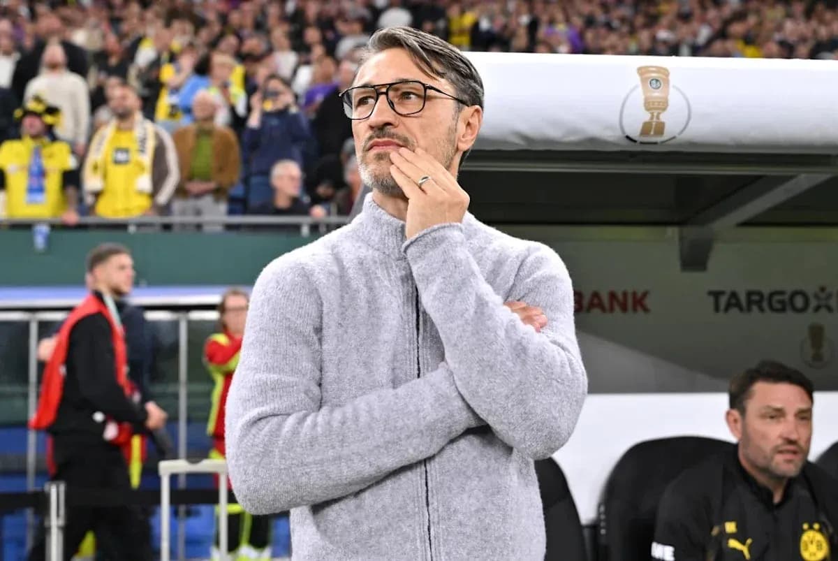 Entrenador pensativo en el banquillo durante el partido Entrenador pensativo en el banquillo durante el partido