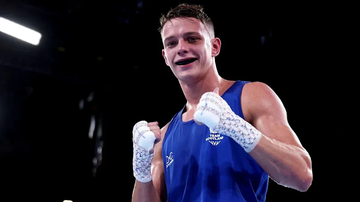 Boxeador de Team Scotland celebrando en el ring Boxeador de Team Scotland celebrando en el ring