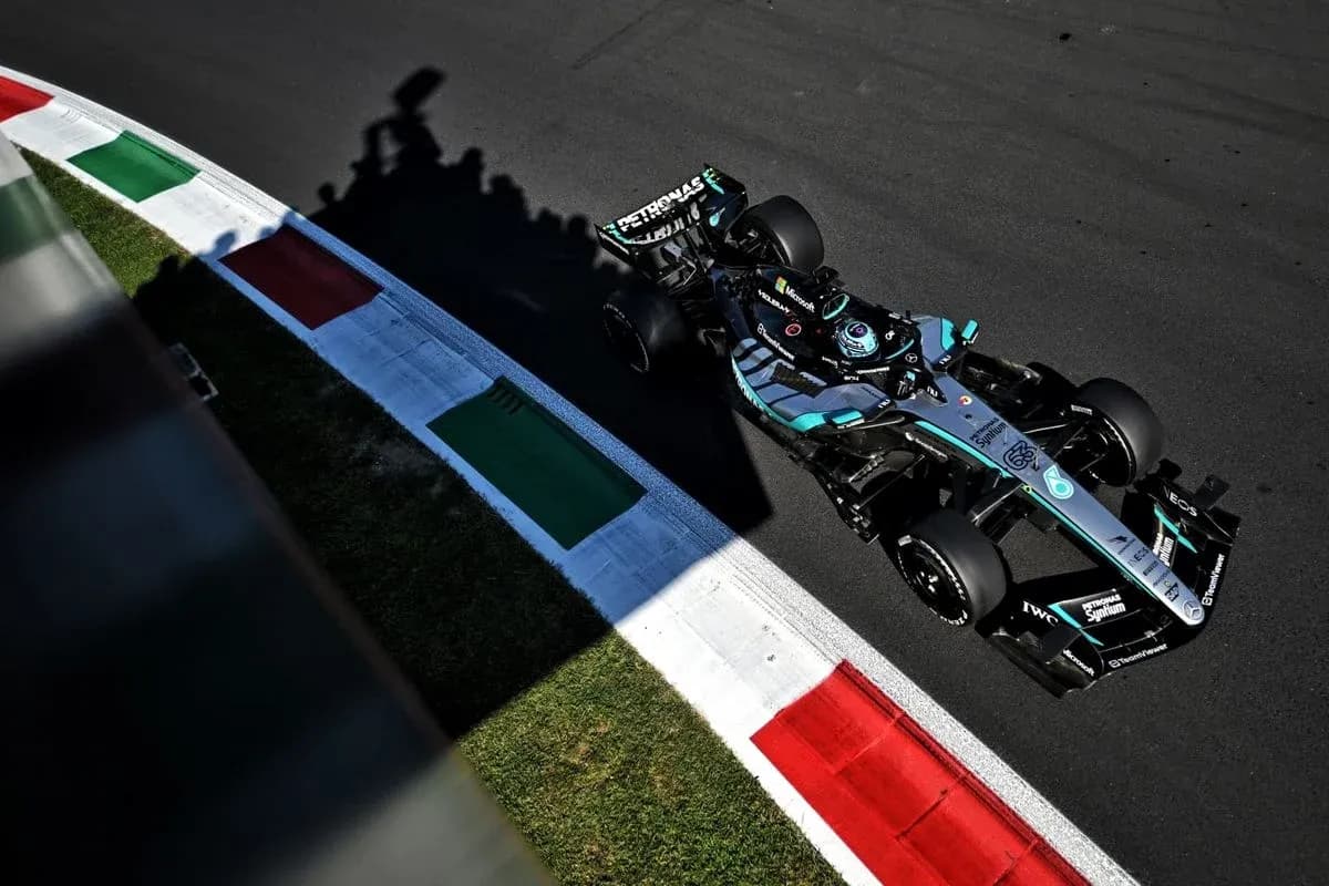 Coche de Fórmula 1 en curva con banderas italianas Coche de Fórmula 1 en curva con banderas italianas