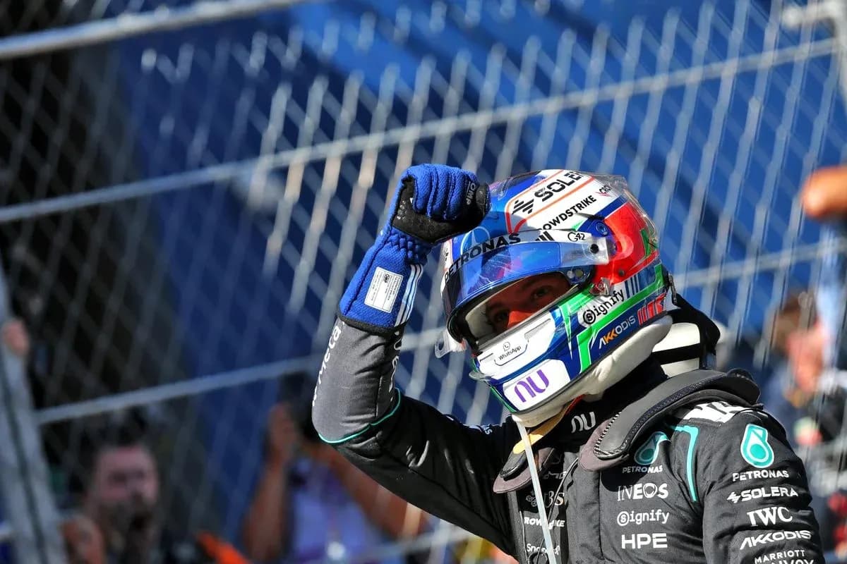Piloto de Fórmula 1 celebrando con el puño en alto Piloto de Fórmula 1 celebrando con el puño en alto