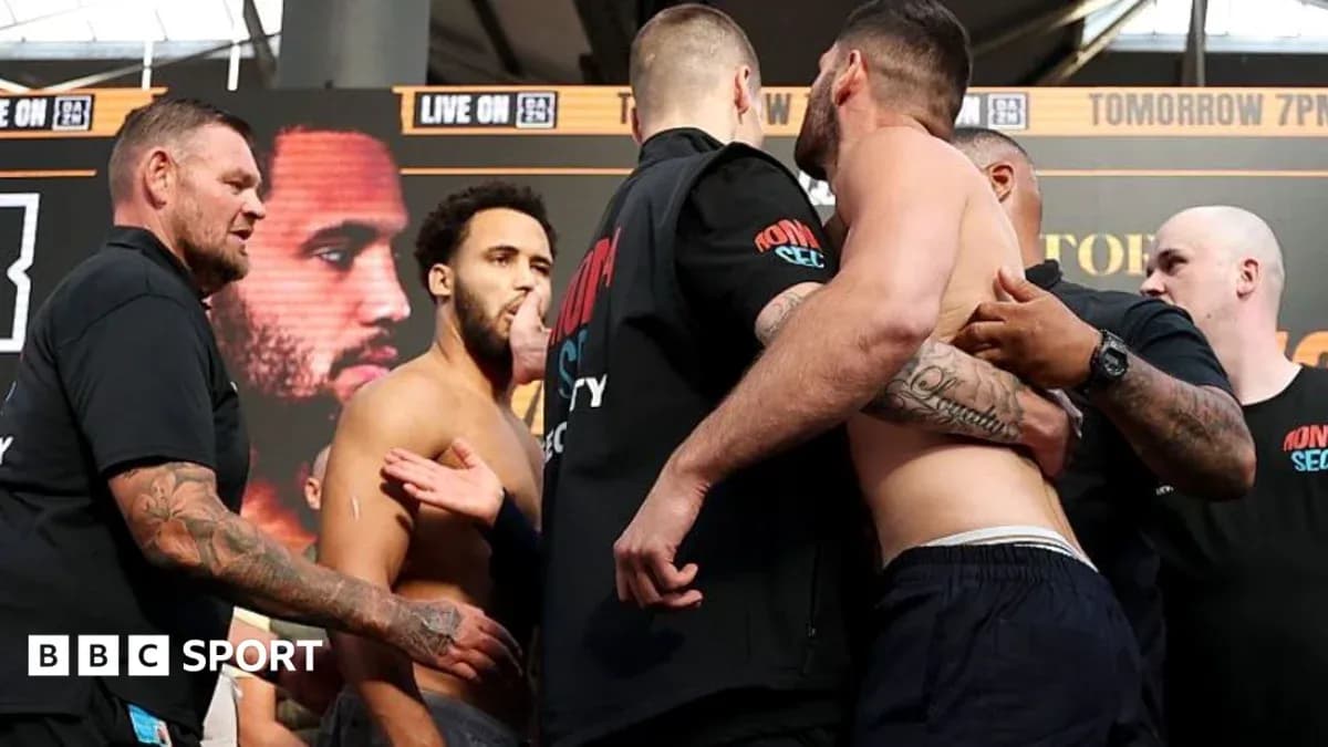 Dos boxeadores en cara a cara durante pesaje Dos boxeadores en cara a cara durante pesaje