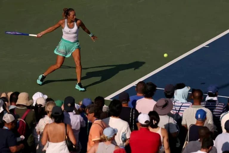 Jugadora de tenis golpeando la pelota en la cancha Jugadora de tenis golpeando la pelota en la cancha