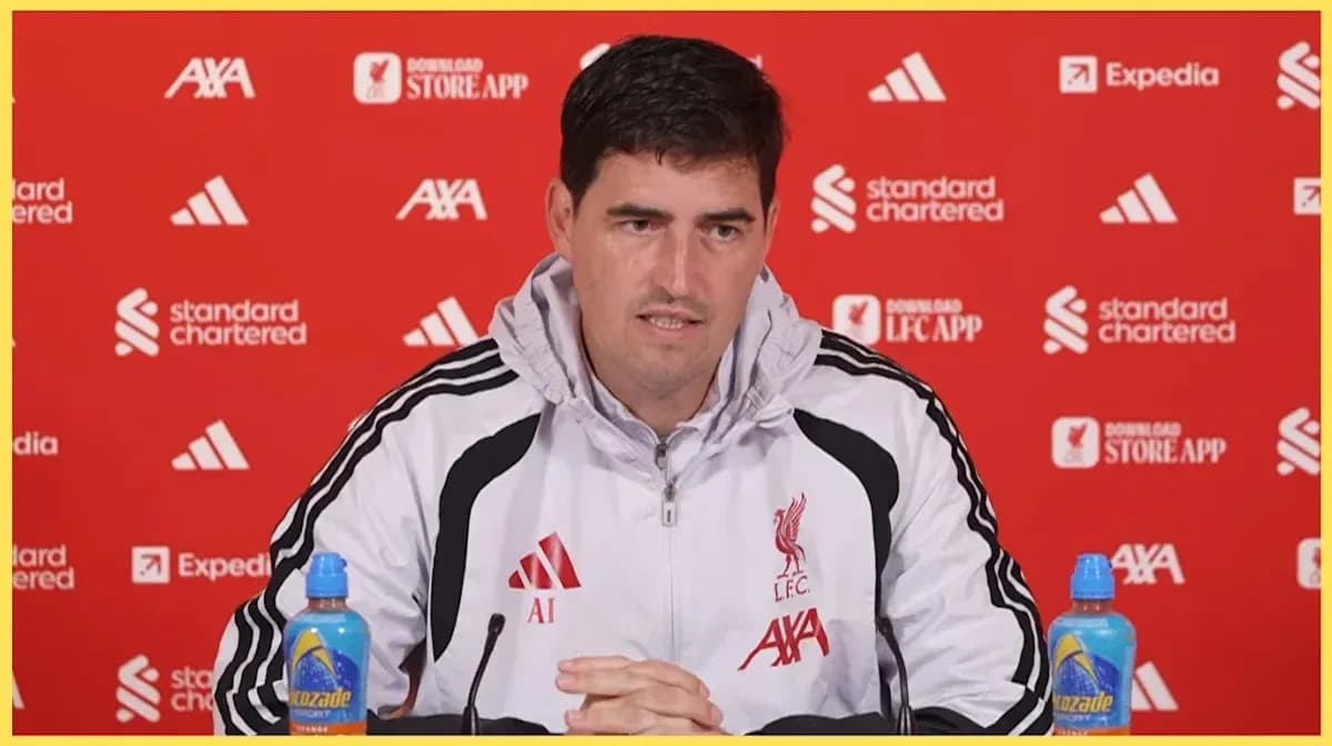 Entrenador hablando en rueda de prensa de Liverpool Entrenador hablando en rueda de prensa de Liverpool