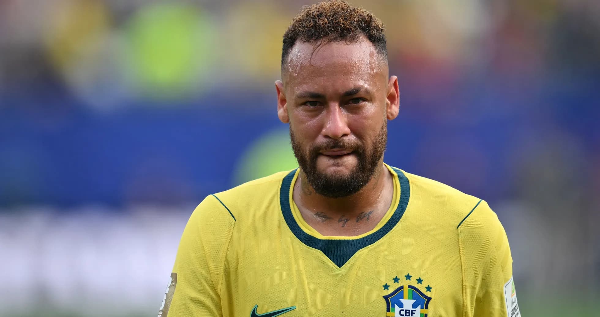 Neymar con camiseta de Brasil tras un partido Neymar con camiseta de Brasil tras un partido