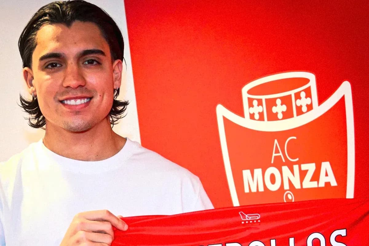 Jugador posando con camiseta de AC Monza Jugador posando con camiseta de AC Monza