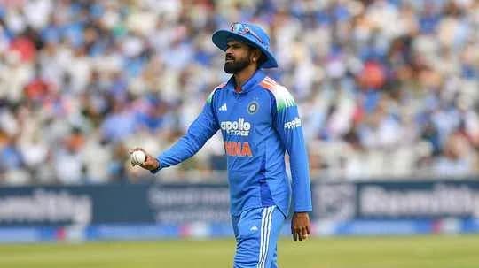 Jugador de cricket de India sosteniendo una pelota Jugador de cricket de India sosteniendo una pelota