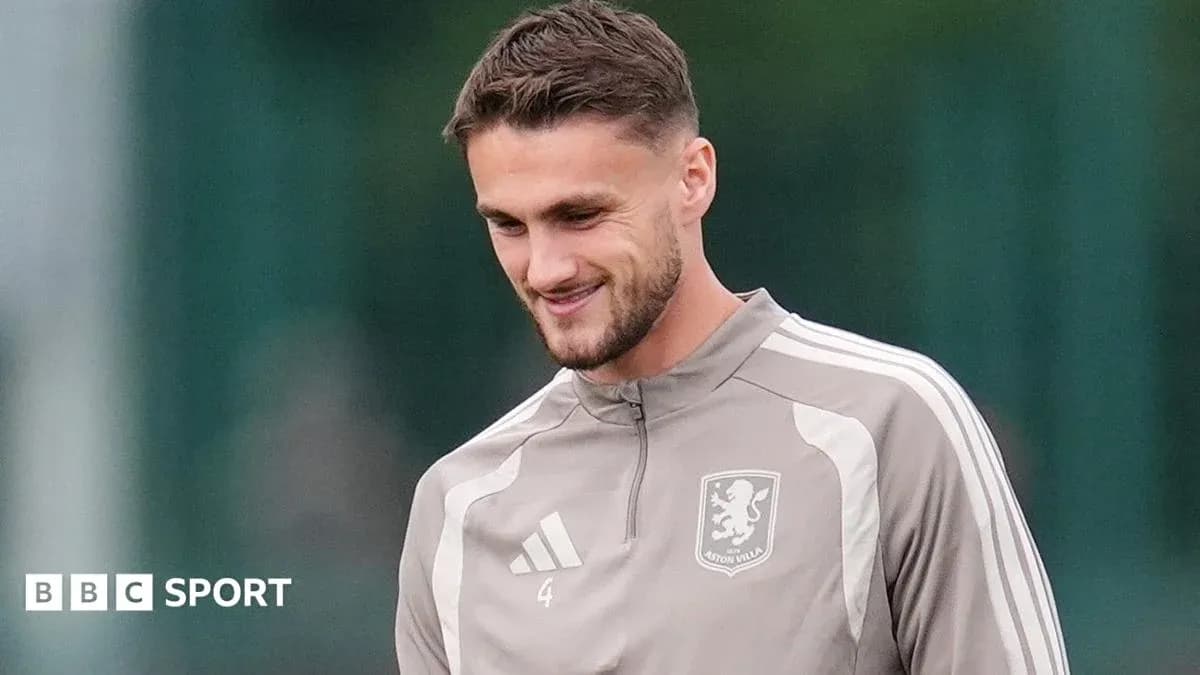 Jugador de Aston Villa en sesión de entrenamiento Jugador de Aston Villa en sesión de entrenamiento
