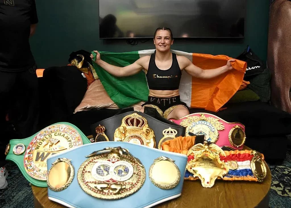 Boxeadora mostrando bandera irlandesa con cinturones Boxeadora mostrando bandera irlandesa con cinturones