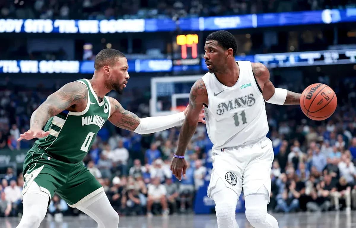 Jugador de los Mavericks driblando mientras es defendido Jugador de los Mavericks driblando mientras es defendido