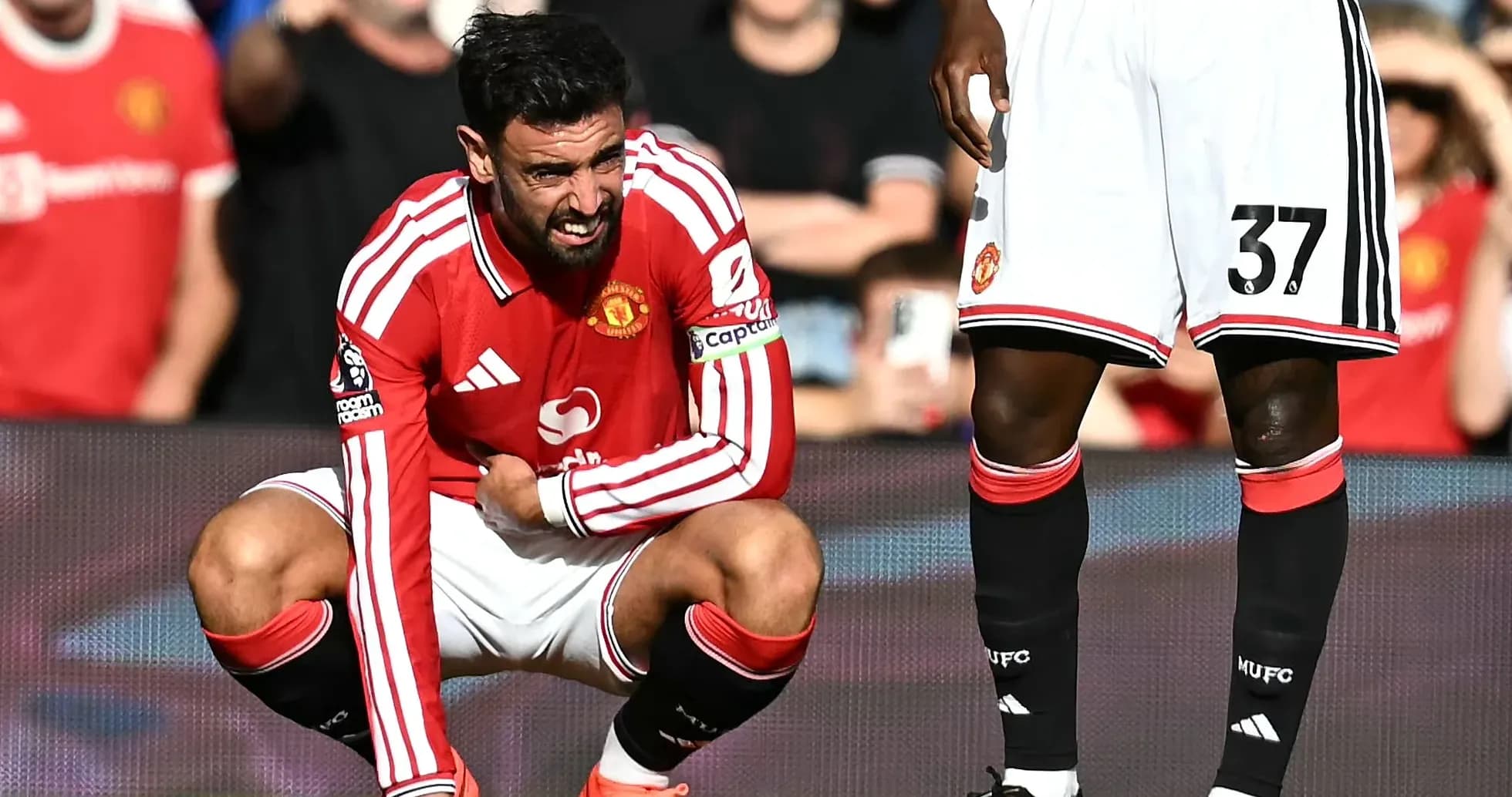 Jugador de Manchester United en el suelo durante el partido Jugador de Manchester United en el suelo durante el partido
