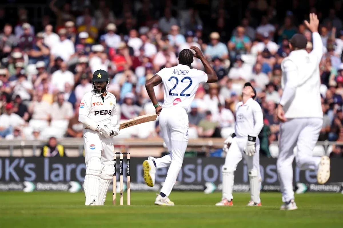 Jugador de cricket bateando mientras Archer celebra wicket Jugador de cricket bateando mientras Archer celebra wicket