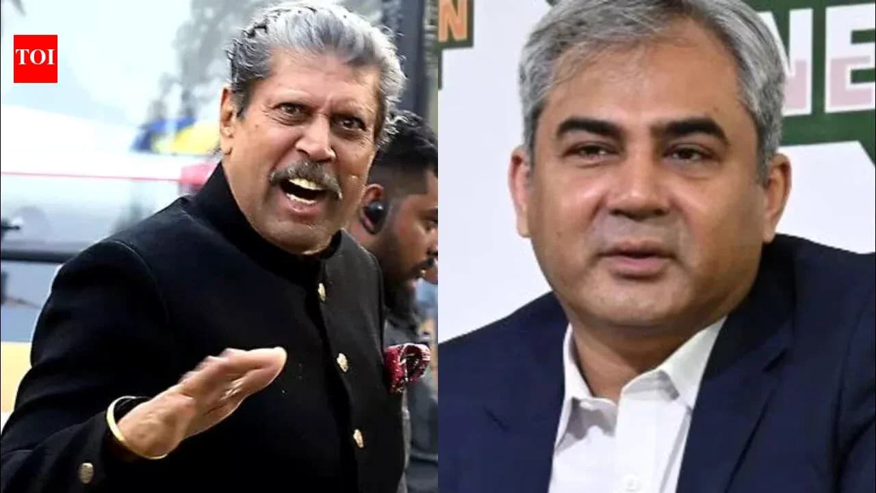 Dos hombres en un evento, uno gesticulando Dos hombres en un evento, uno gesticulando