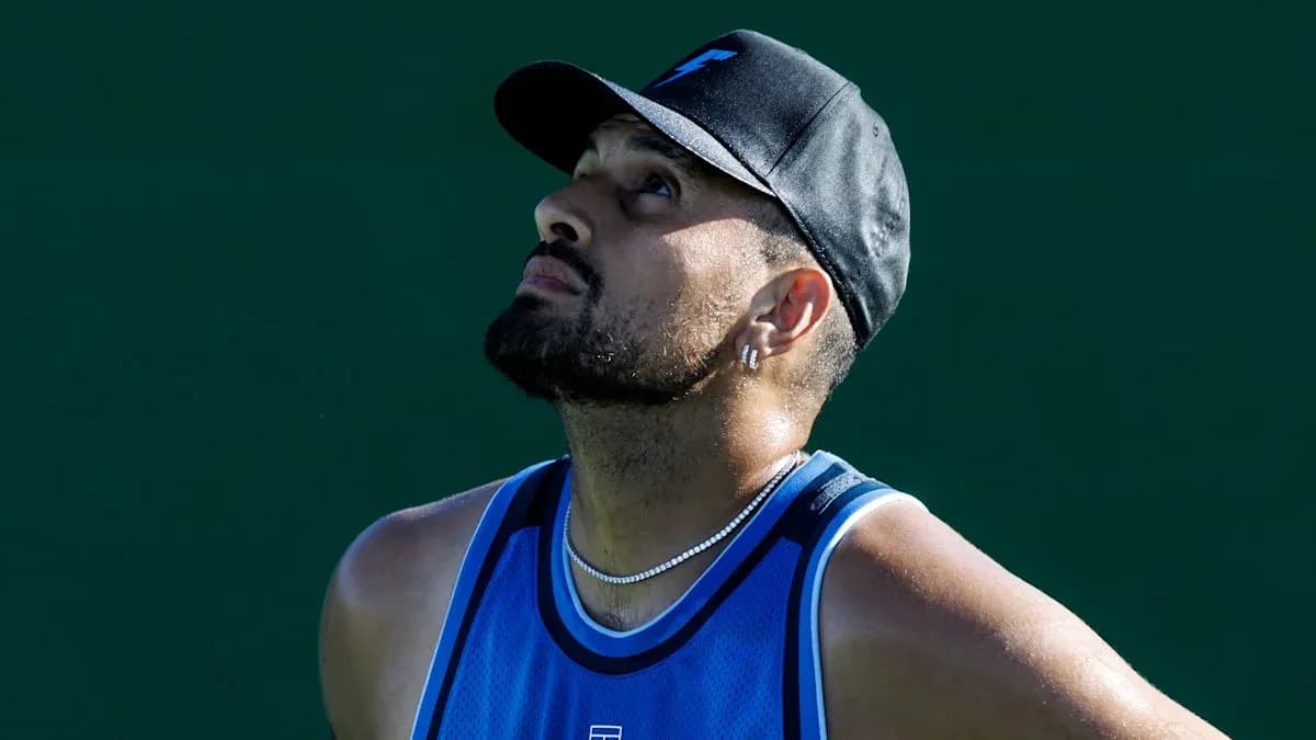 Jugador de tenis mirando hacia arriba en la cancha Jugador de tenis mirando hacia arriba en la cancha