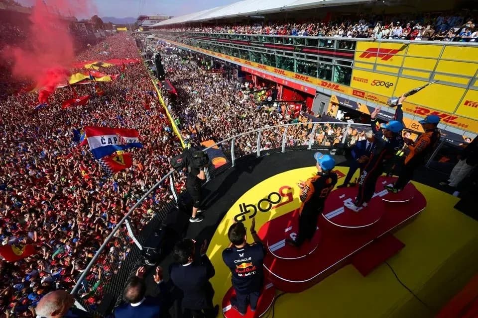 Podio con pilotos celebrando y multitud animando Podio con pilotos celebrando y multitud animando