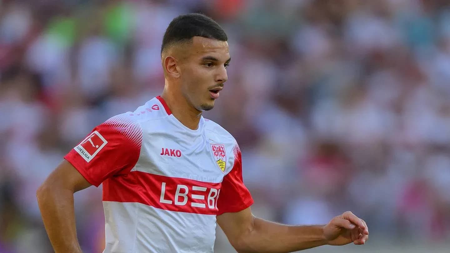Jugador del VfB Stuttgart en acción durante partido Jugador del VfB Stuttgart en acción durante partido