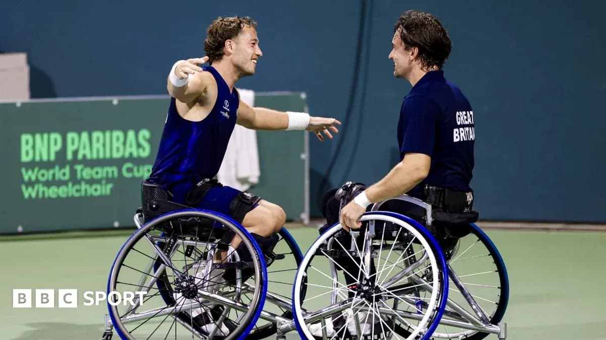 Dos jugadores de tenis en sillas de ruedas celebrando Dos jugadores de tenis en sillas de ruedas celebrando