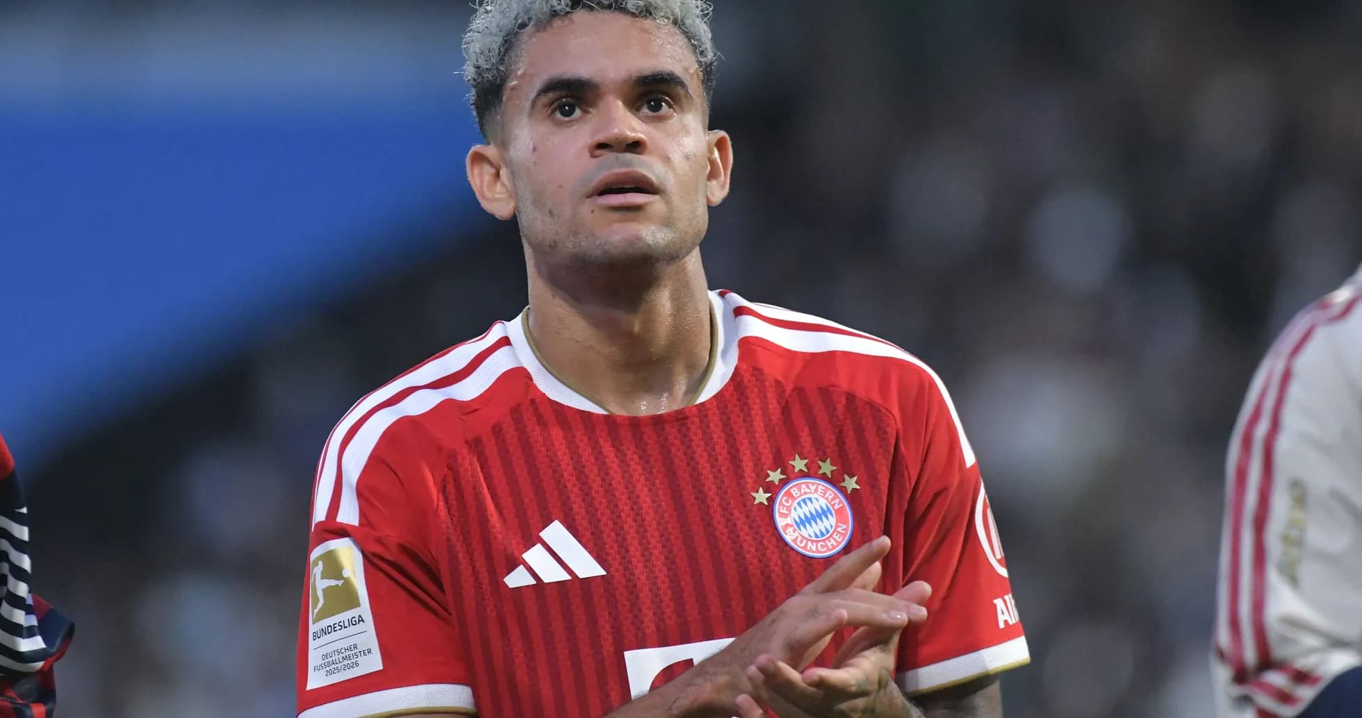 Jugador de Bayern Múnich aplaudiendo en el campo Jugador de Bayern Múnich aplaudiendo en el campo