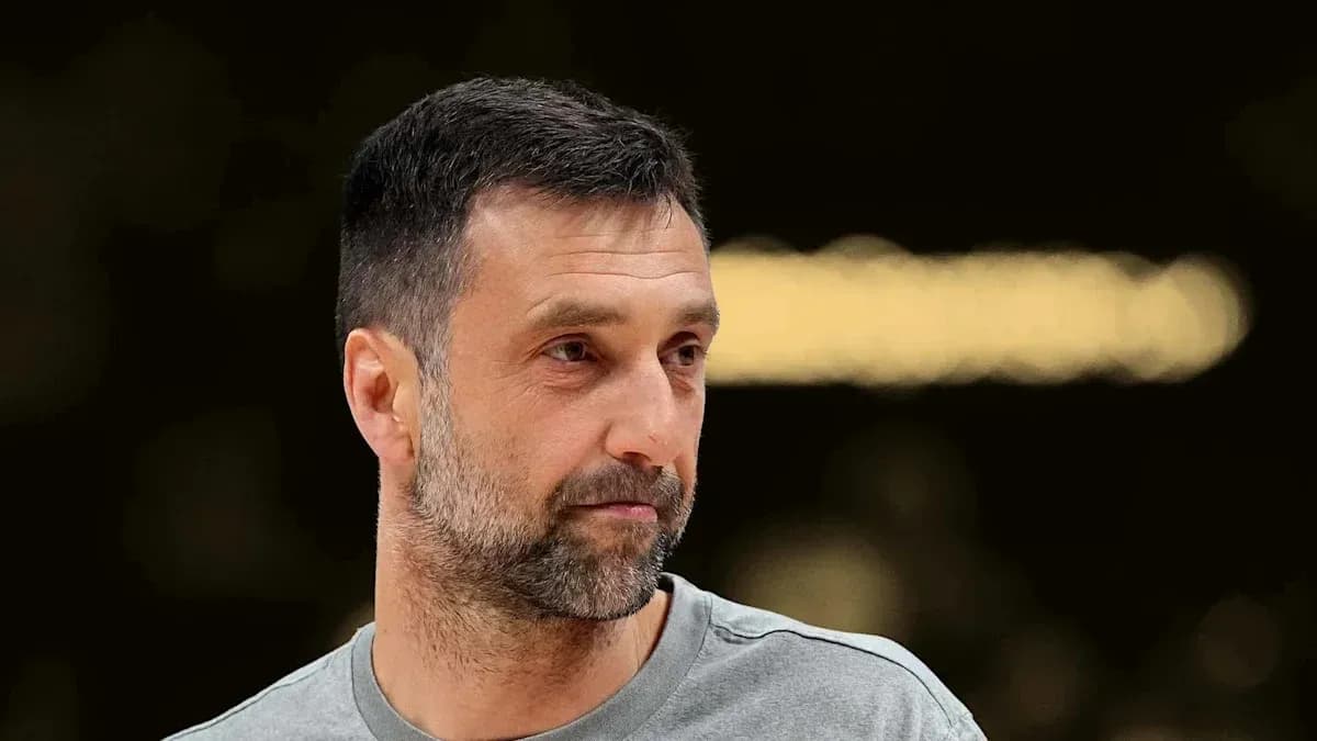 Entrenador en una sesión de entrenamiento de baloncesto Entrenador en una sesión de entrenamiento de baloncesto