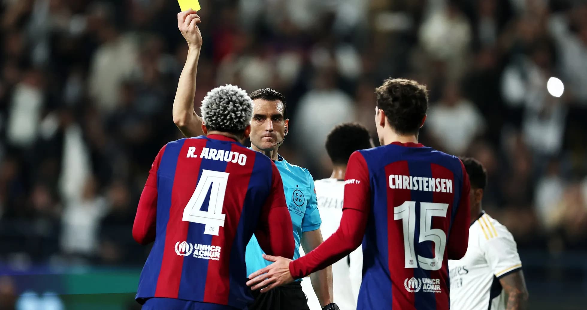 Árbitro mostrando tarjeta amarilla a jugador del Barcelona Árbitro mostrando tarjeta amarilla a jugador del Barcelona