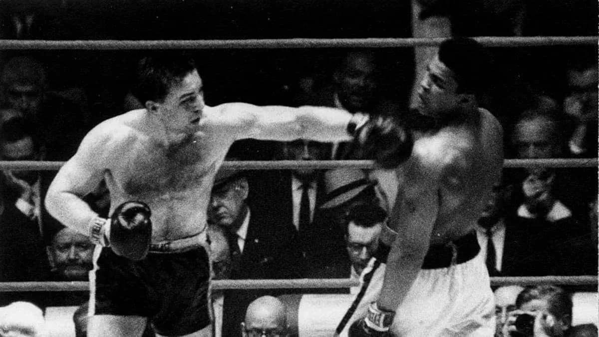 Boxeador lanzando un golpe durante la pelea Boxeador lanzando un golpe durante la pelea