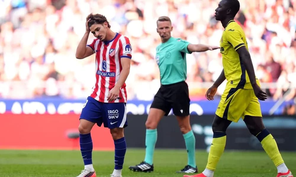Jugador de Atlético de Madrid se lleva la mano a la cabeza Jugador de Atlético de Madrid se lleva la mano a la cabeza