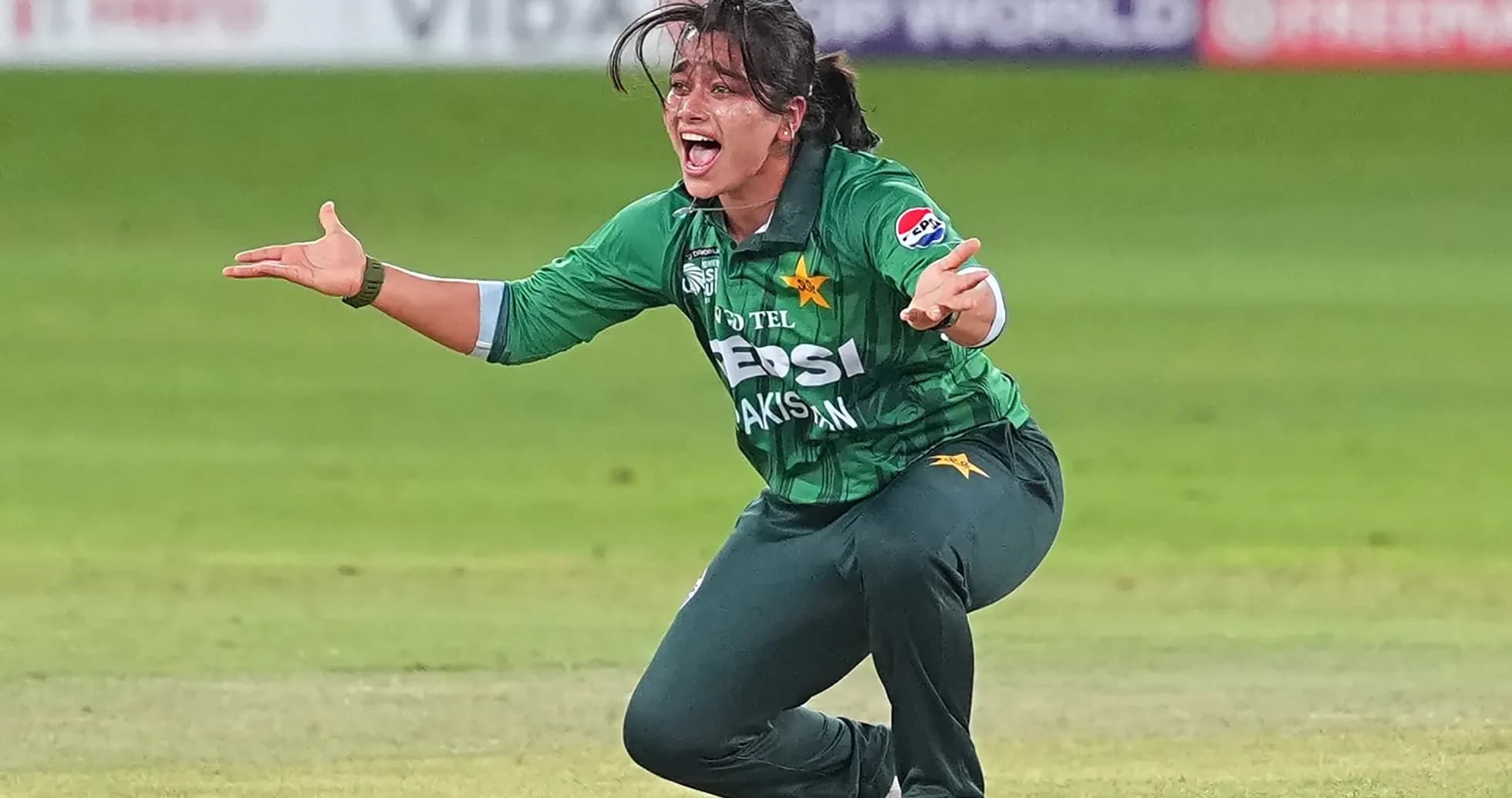 Jugadora de Pakistán celebrando una jugada en cricket Jugadora de Pakistán celebrando una jugada en cricket
