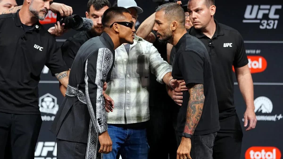 Luchadores enfrentándose en la conferencia de prensa UFC 331 Luchadores enfrentándose en la conferencia de prensa UFC 331