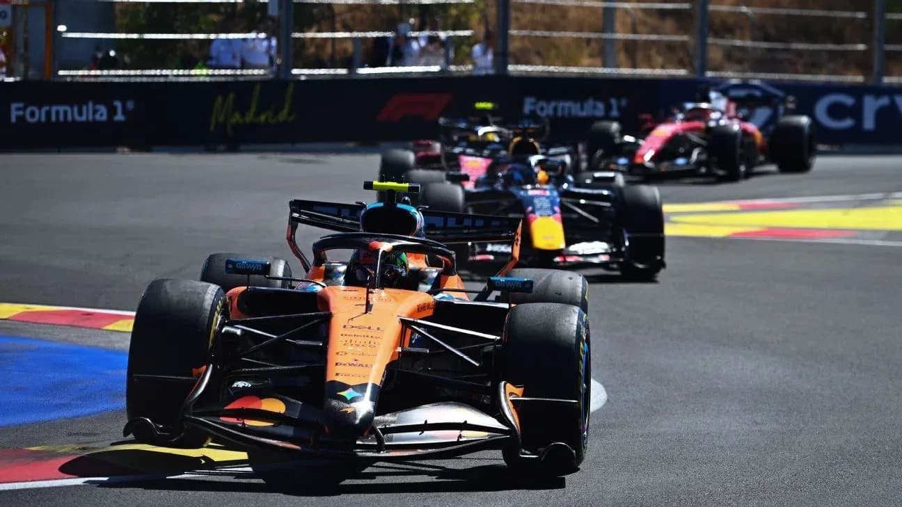 Varios coches de Fórmula 1 en una curva Varios coches de Fórmula 1 en una curva