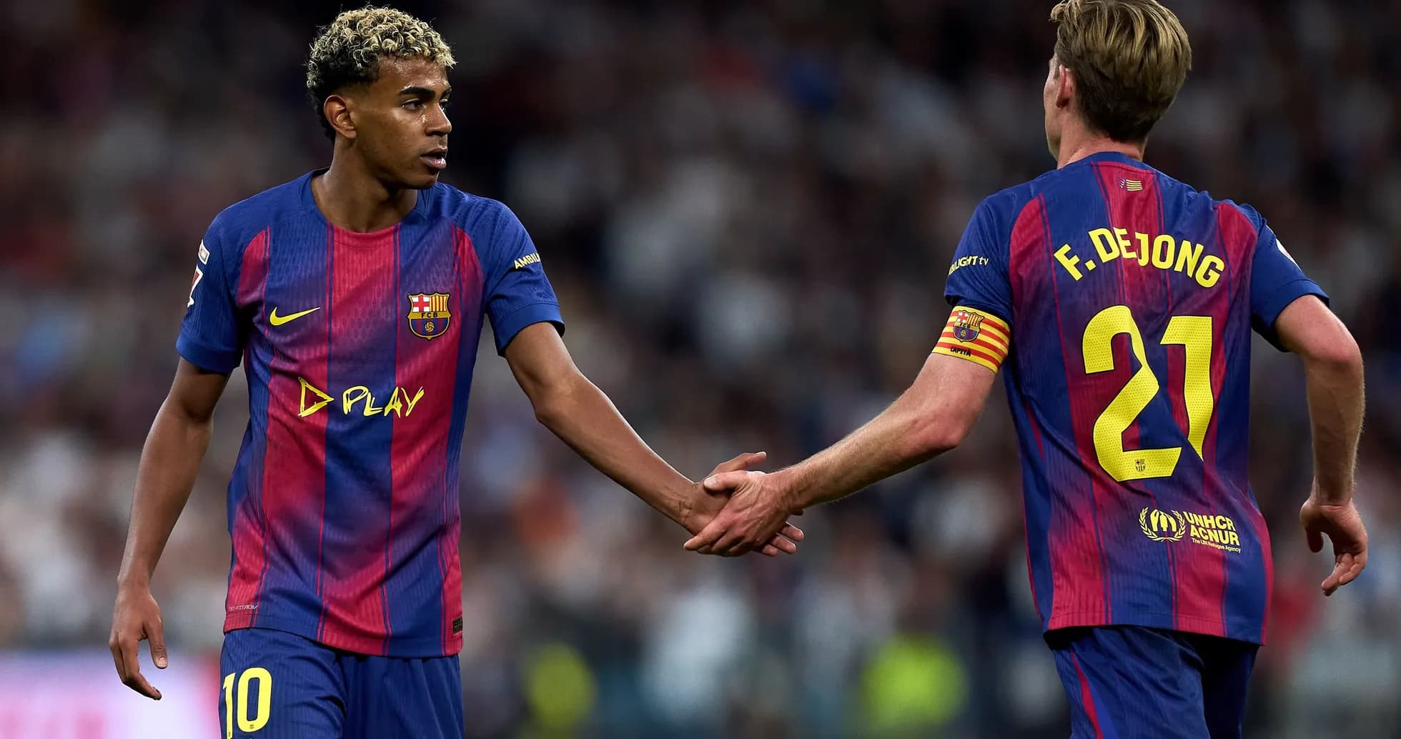 Jugadores del Barcelona se dan la mano en el campo Jugadores del Barcelona se dan la mano en el campo