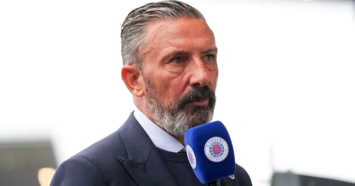 Hombre hablando en un micrófono de entrevistas Hombre hablando en un micrófono de entrevistas
