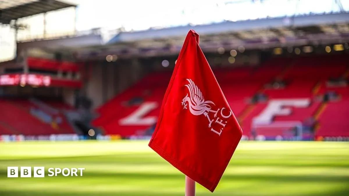 Esquina del campo de Anfield con bandera de Liverpool Esquina del campo de Anfield con bandera de Liverpool