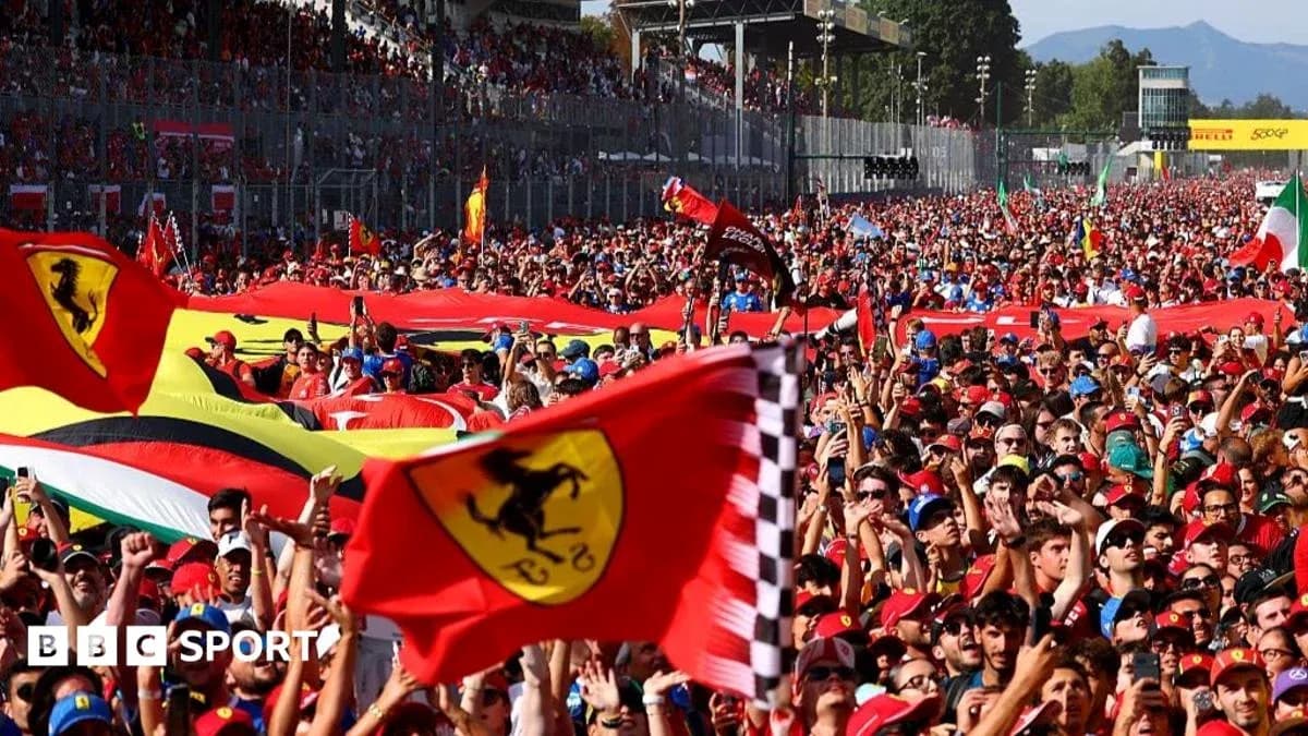 Multitud de aficionados con banderas de Ferrari en evento Multitud de aficionados con banderas de Ferrari en evento