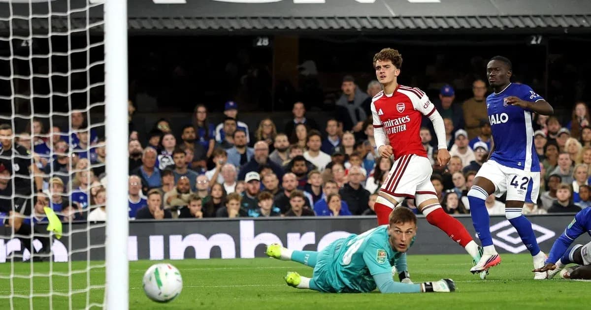 Jugador de Arsenal celebra un gol en el partido Jugador de Arsenal celebra un gol en el partido