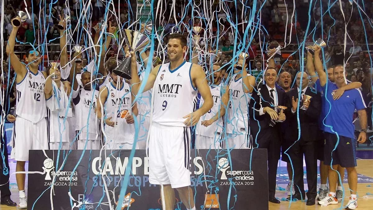 Jugadores de baloncesto celebrando un campeonato con trofeos Jugadores de baloncesto celebrando un campeonato con trofeos