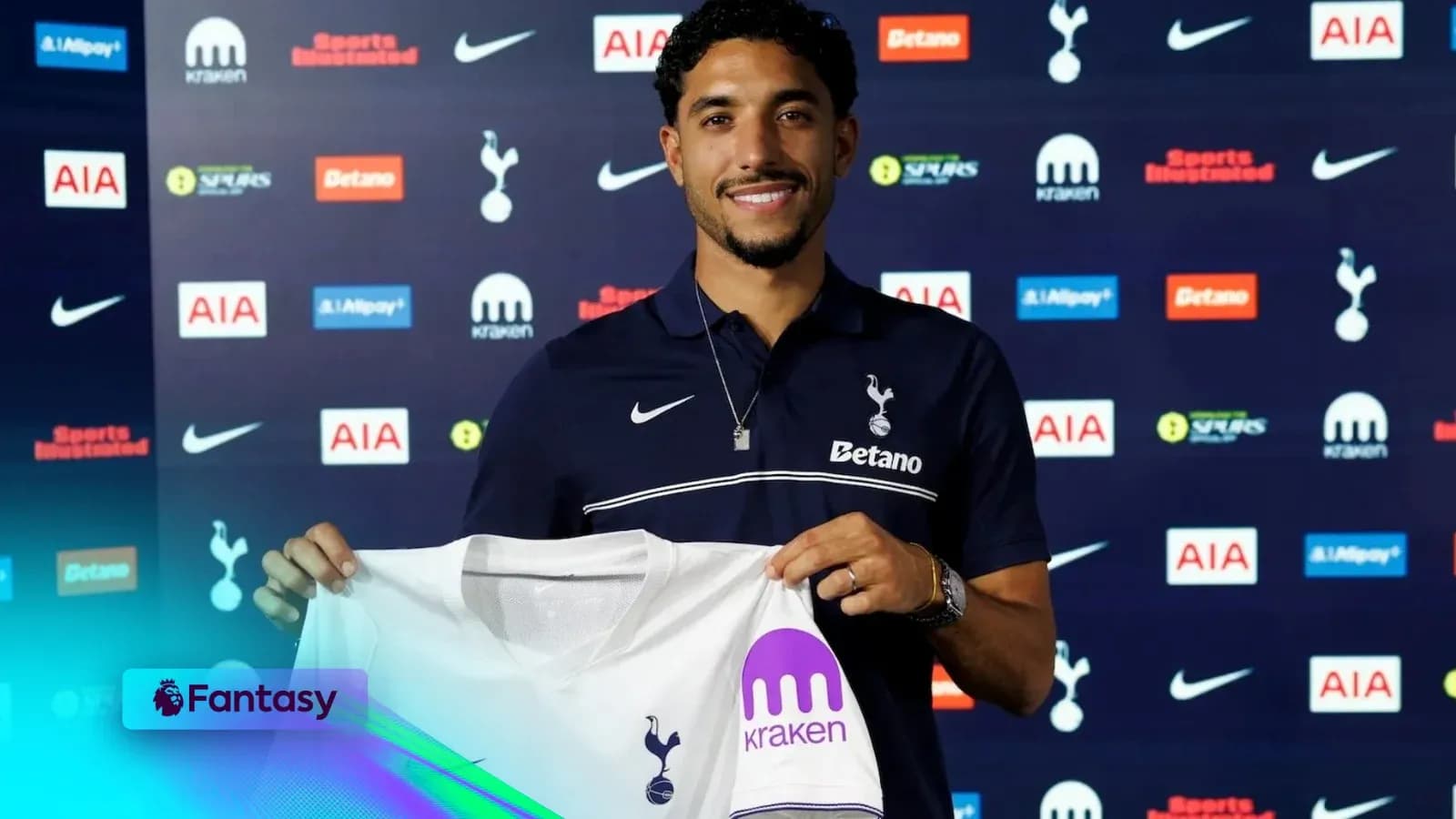 Jugador de Tottenham mostrando camiseta en presentación Jugador de Tottenham mostrando camiseta en presentación