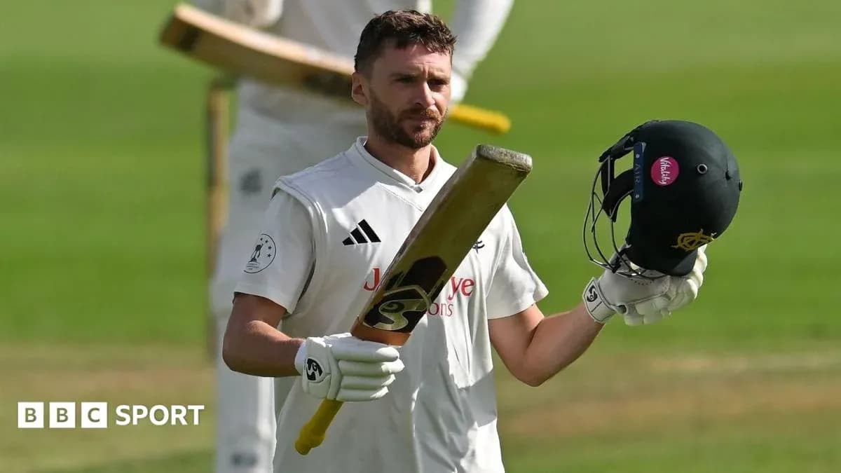 Jugador de cricket levantando su bate y casco Jugador de cricket levantando su bate y casco