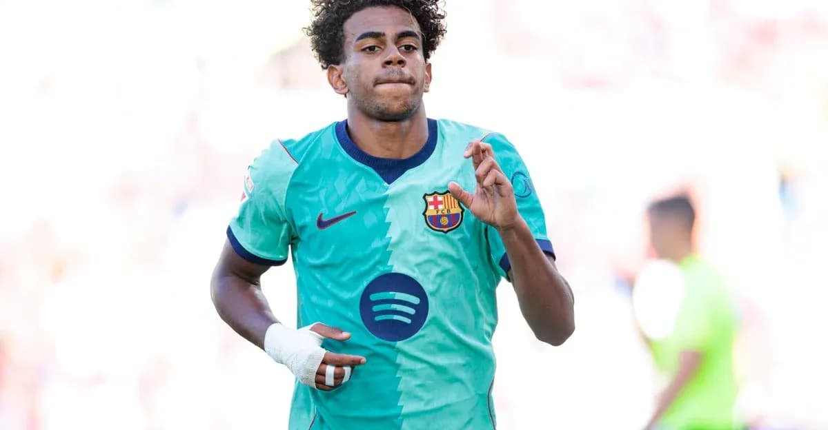 Jugador de Barcelona corriendo en el campo de juego Jugador de Barcelona corriendo en el campo de juego