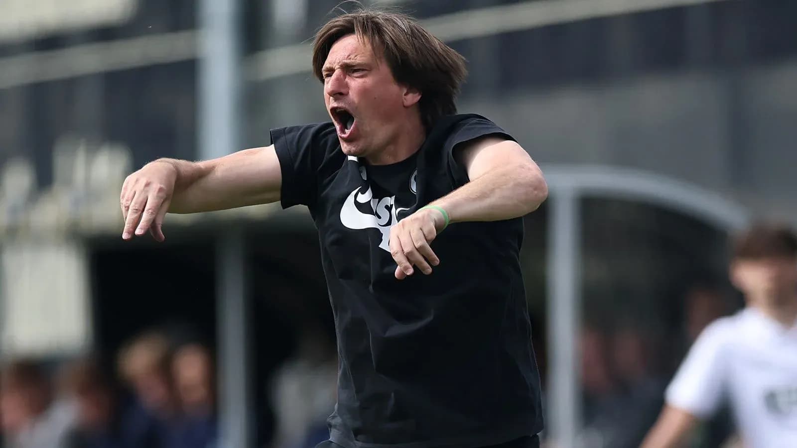 Entrenador gesticulando durante un partido de fútbol Entrenador gesticulando durante un partido de fútbol