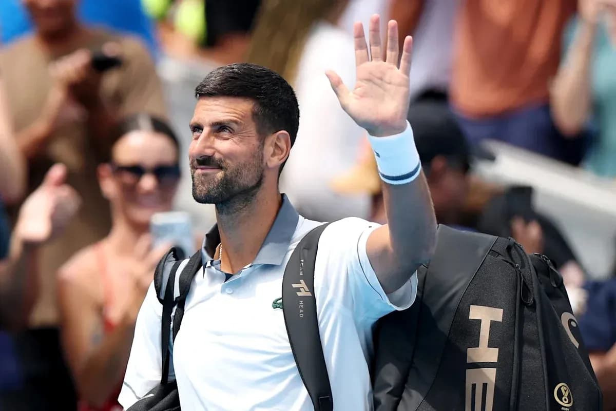 Novak Djokovic saludando al público después del partido Novak Djokovic saludando al público después del partido