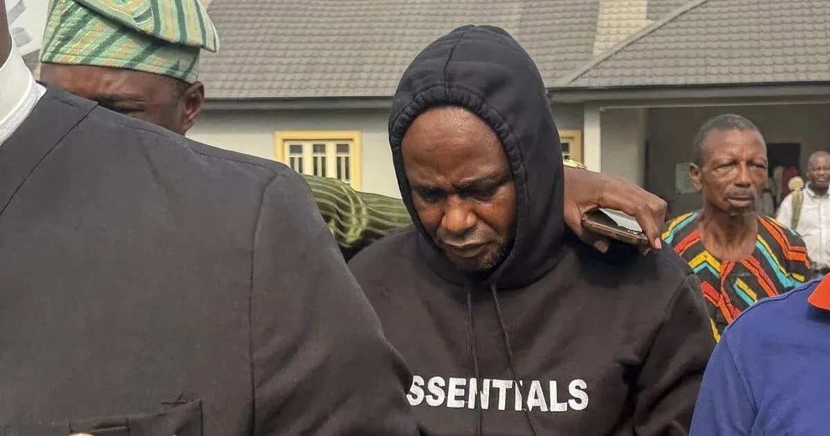 Hombre con sudadera oscuro siendo acompañado por otros Hombre con sudadera oscuro siendo acompañado por otros