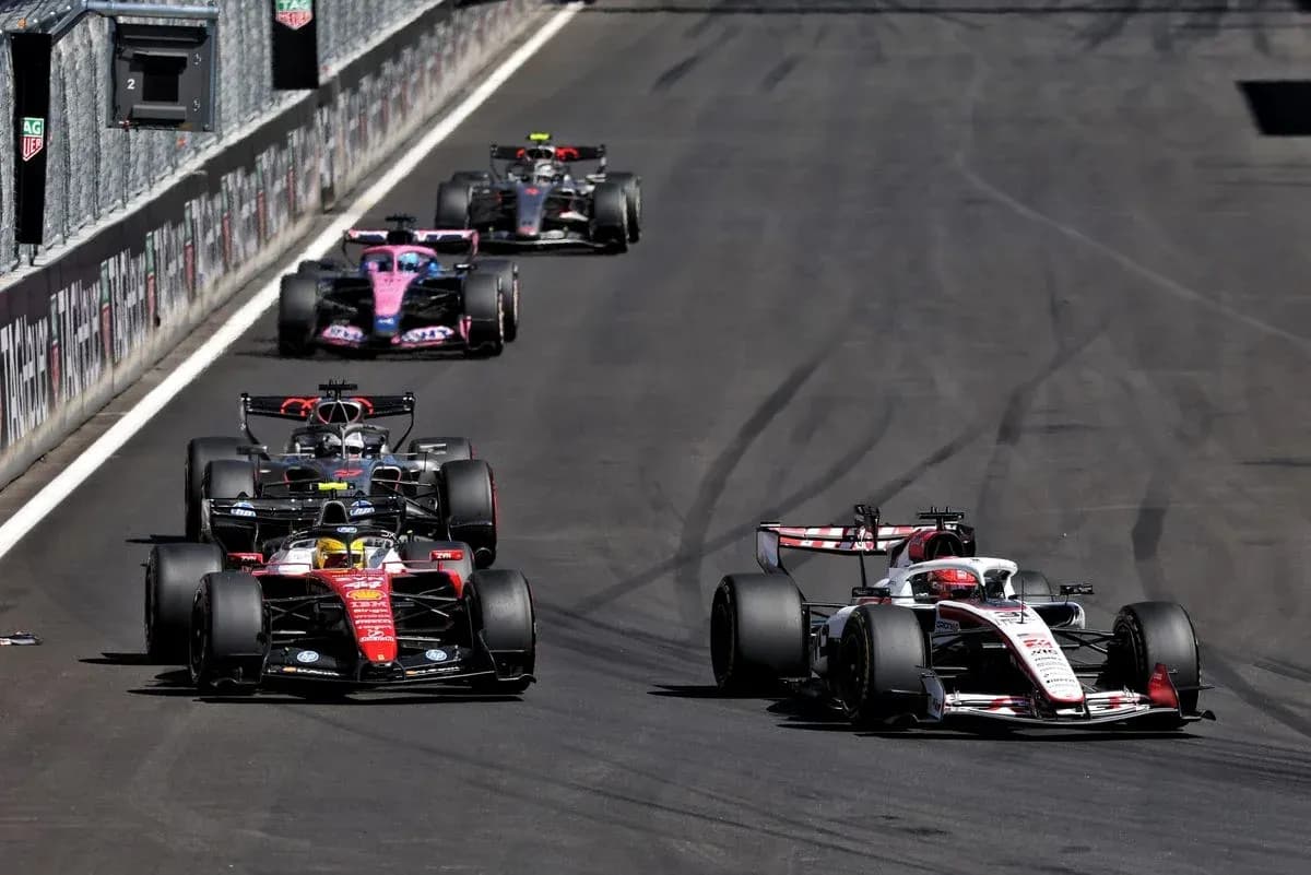 Varios coches de Fórmula 1 compitiendo en pista Varios coches de Fórmula 1 compitiendo en pista