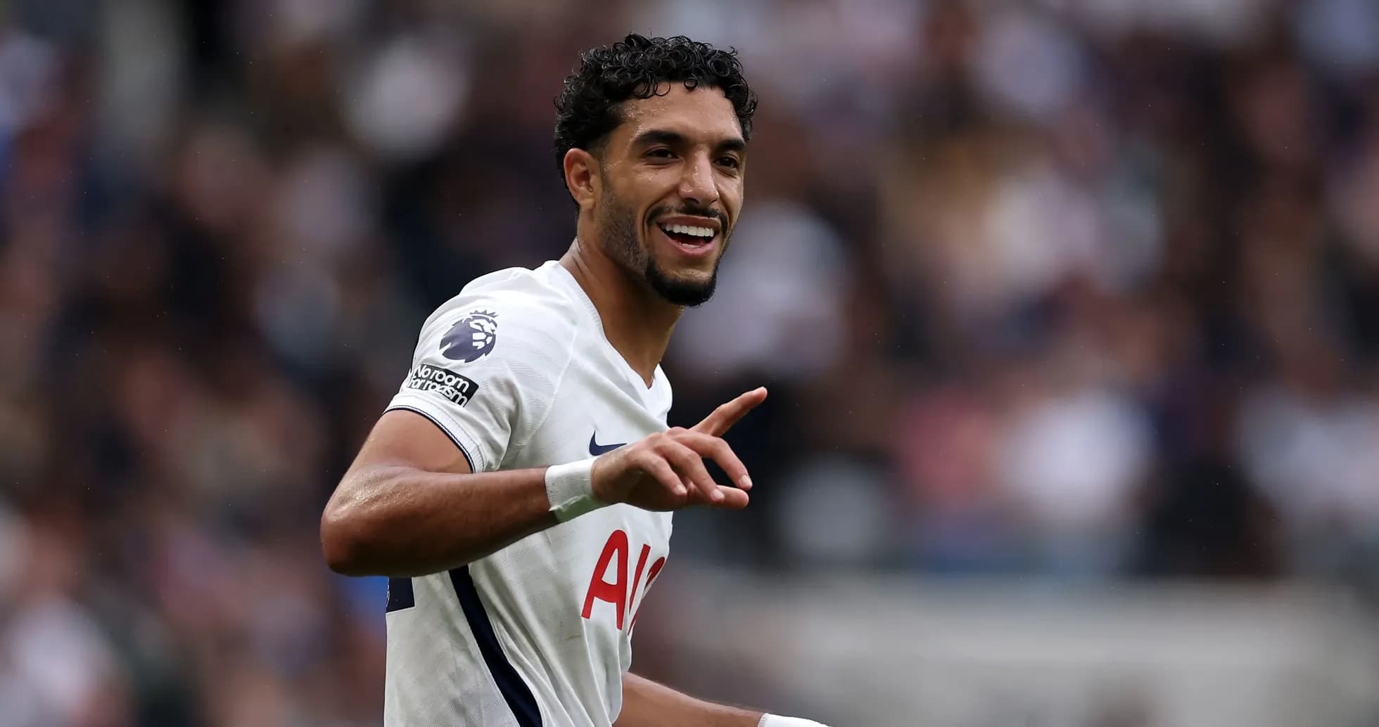 Jugador de Tottenham celebrando durante un partido Jugador de Tottenham celebrando durante un partido
