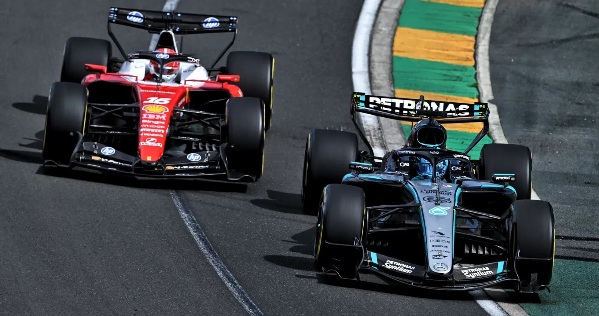 Dos coches de Fórmula 1 compitiendo en la pista Dos coches de Fórmula 1 compitiendo en la pista