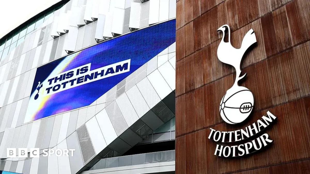 Letrero de Tottenham Hotspur en el estadio Letrero de Tottenham Hotspur en el estadio