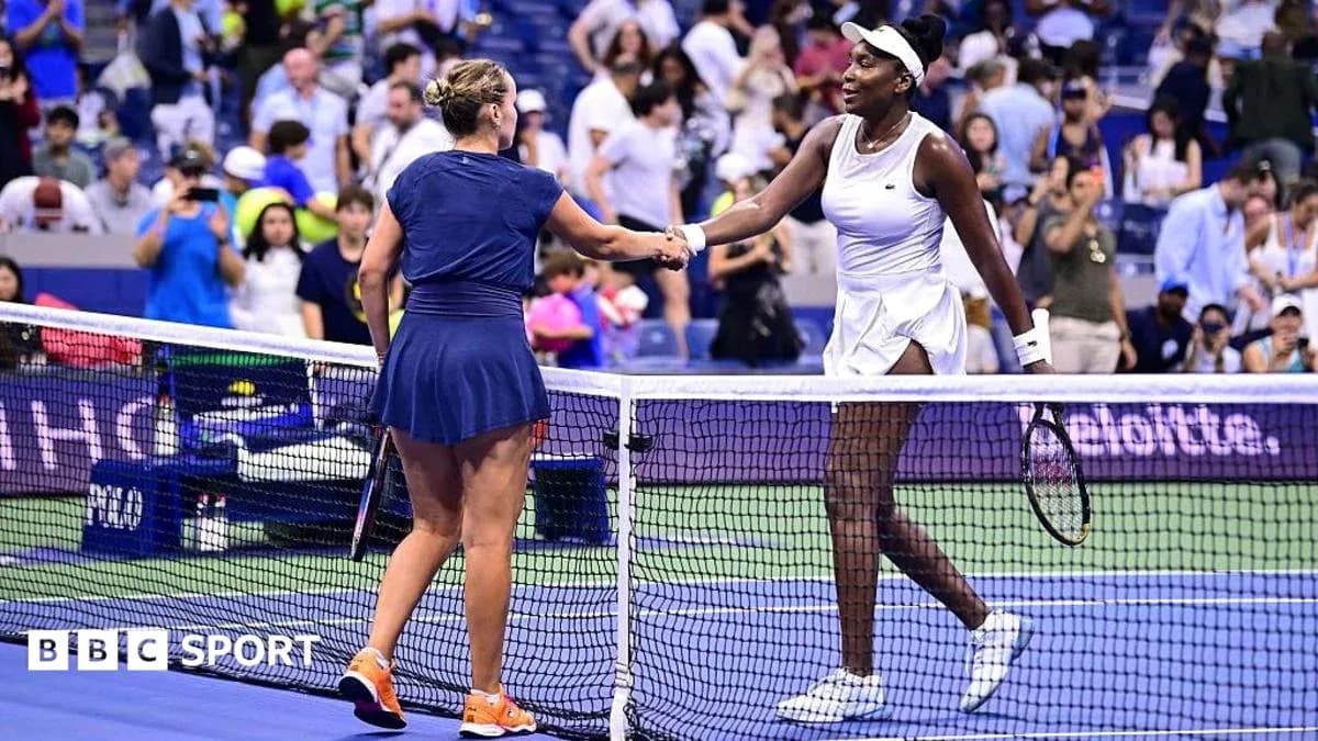 Jugadoras estrechando manos tras el partido de tenis Jugadoras estrechando manos tras el partido de tenis